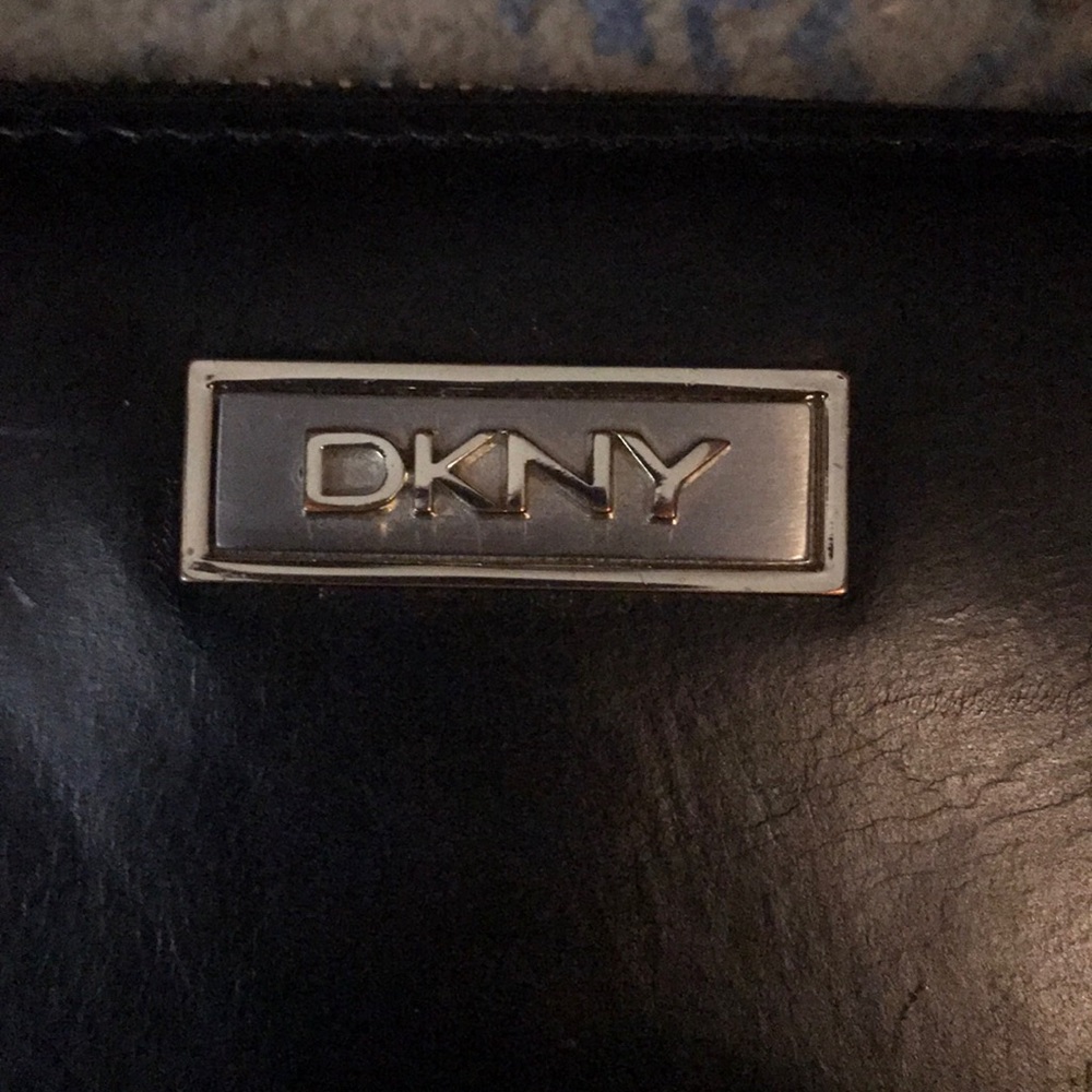 DKNY brand new zip up billfold💶✨✨✨✨